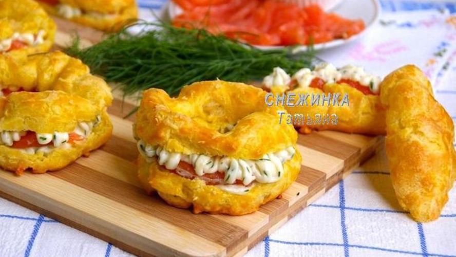 Рецепт сырных заварных колечек со сливочным кремом, сыром джюгас и форелью