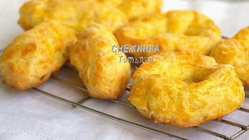 сырные заварные колечки со сливочным кремом, сыром джюгас и форелью