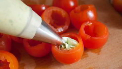 томаты черри с базиликовым кремом