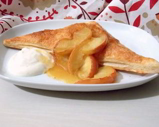 Яблоки на слоеном тесте со сметанным кремом