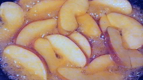 яблоки на слоеном тесте со сметанным кремом