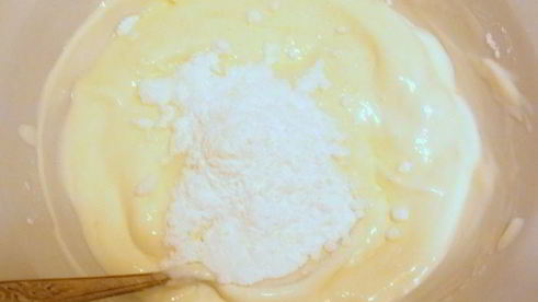 яблоки на слоеном тесте со сметанным кремом