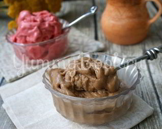 Банановое мороженое с шоколадом и клубникой