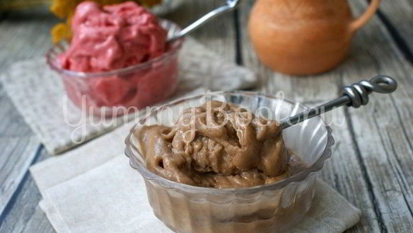 Рецепт Бананового мороженого с шоколадома и клубникого