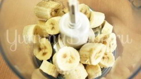 банановое мороженое с шоколадом и клубникой