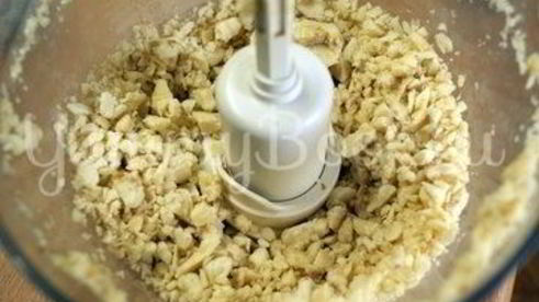 банановое мороженое с шоколадом и клубникой