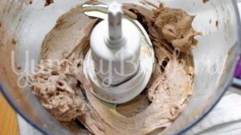 банановое мороженое с шоколадом и клубникой