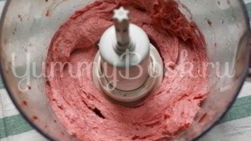 банановое мороженое с шоколадом и клубникой