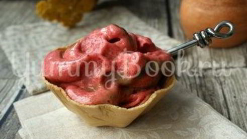 банановое мороженое с шоколадом и клубникой