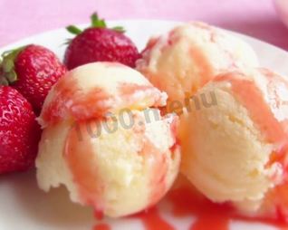 Домашнее мороженое без сливок с клубничным соусом