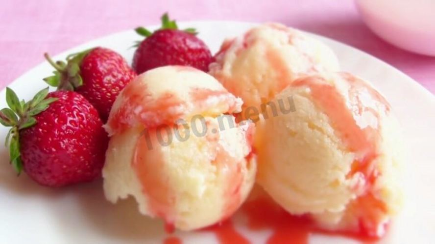 Рецепт домашнего мороженого без сливок с клубничным соусом