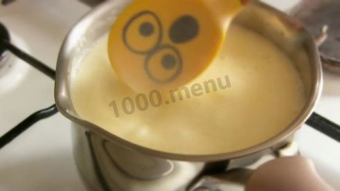 домашнее мороженое без сливок с клубничным соусом