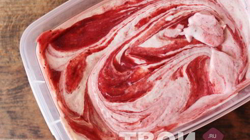 клубничное мороженое