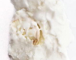 Кокосовое мороженое с миндалем, кокосовой стружкой и конфетами Raffaello