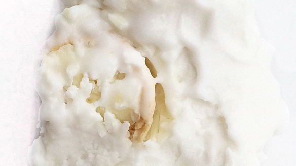 Рецепт Кокосового мороженого с миндалем, кокосовой стружкой и конфетами Raffaello