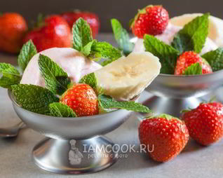 Мороженое из банана и клубники