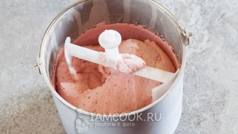 мороженое из банана и клубники