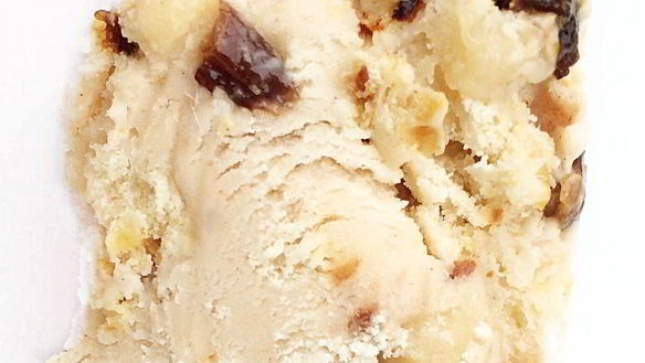 Рецепт Пряного сливочного мороженого с кусочками марципана и штоллена