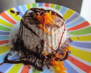 Школадно-апельсиновое мороженое с теплым шоколадным соусом