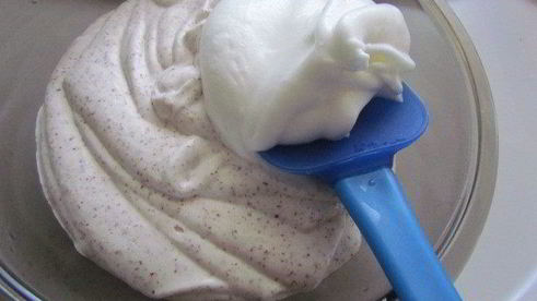 школадно-апельсиновое мороженое с теплым шоколадным соусом