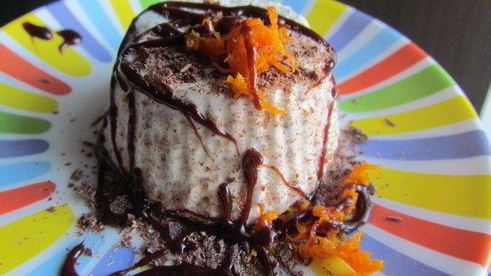 школадно-апельсиновое мороженое с теплым шоколадным соусом