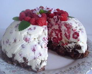 Торт-мороженое с малиной
