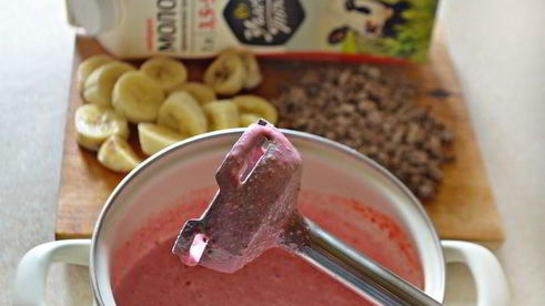 творожно-клубничное мороженое с кусочками шоколада