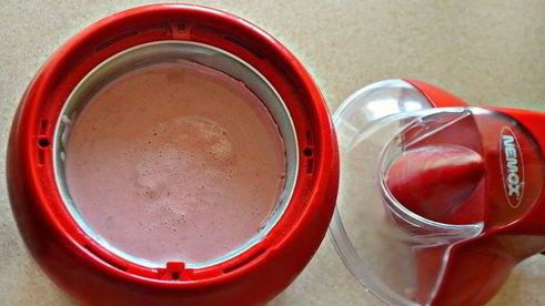 творожно-клубничное мороженое с кусочками шоколада