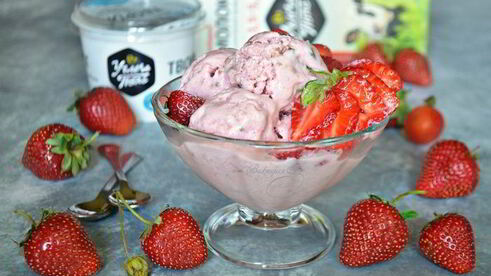 творожно-клубничное мороженое с кусочками шоколада