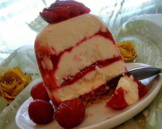 Творожный торт-мороженое с клубникой