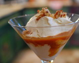 Ванильное мороженое с карамельным соусом и миндальной нугой