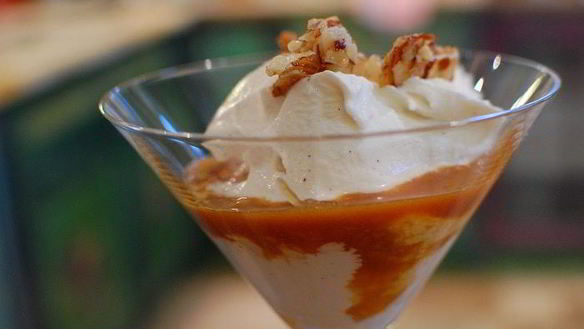 Рецепт Ванильного мороженого с карамельным соусом и миндальной нугой