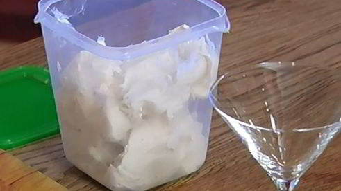 ванильное мороженое с карамельным соусом и миндальной нугой