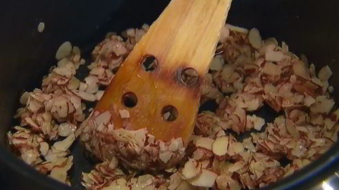 ванильное мороженое с карамельным соусом и миндальной нугой