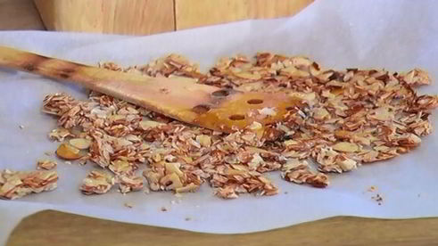 ванильное мороженое с карамельным соусом и миндальной нугой