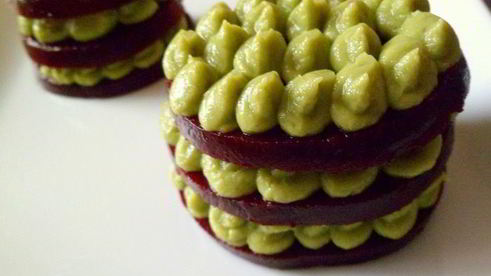 башенки из свеклы с муссом из авокадо