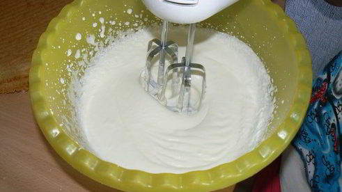 бисквит с нежным сливочно-смородиновым муссом