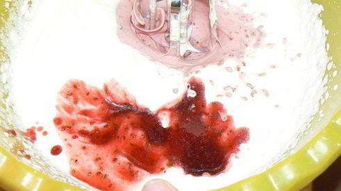 бисквит с нежным сливочно-смородиновым муссом