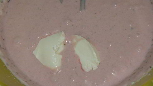 бисквит с нежным сливочно-смородиновым муссом