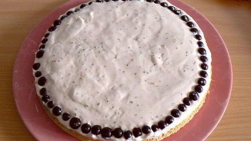 бисквит с нежным сливочно-смородиновым муссом