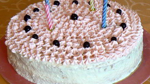 бисквит с нежным сливочно-смородиновым муссом