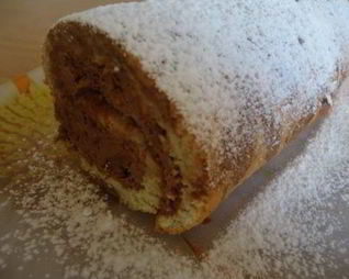 Миндальный рулет с шоколадным муссом