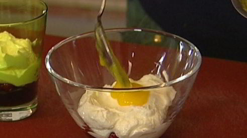 мусс из манго, йогурта и смородины