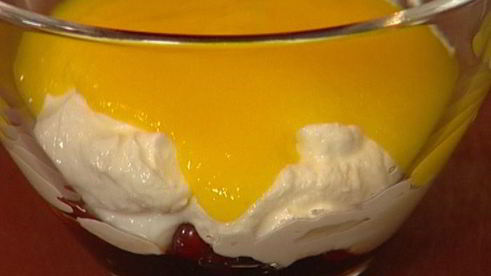 мусс из манго, йогурта и смородины