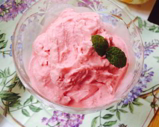 Мусс-мороженое из замороженной клубники