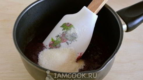 сливочный мусс с черной смородиной