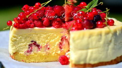 творожный торт-мусс с ягодами в белом шоколаде