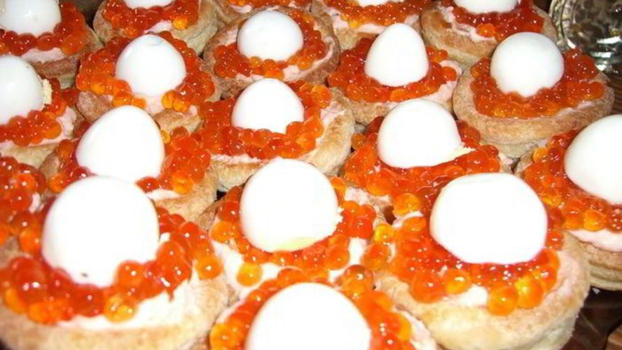 Рецепт волованов с лососевым муссом, икрой и перепелиными яйцами