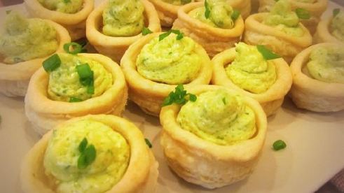 волованы с муссом из масла, икры и петрушки