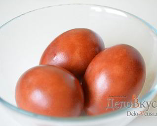 Красим пасхальные яйца в цвет охра в луковой шелухе